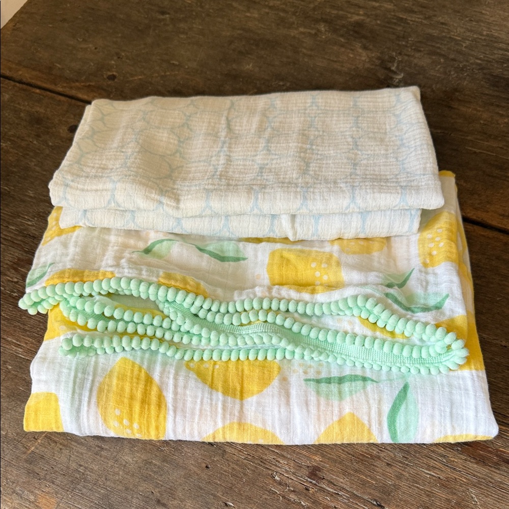 2 soft swaddle blankets 🍼💗